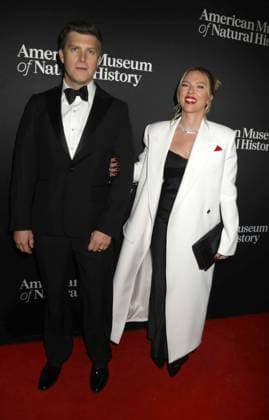 November 30, 2023, New York, New York, USA: COLIN JOST and SCARLETT JOHANSSON seen at the red carpet arrivals for 2023 American Museum of Natural HistoryÃ¢â‚¬â ¢s annual Ã¢â‚¬ËœThe Museum GalaÃ¢â‚¬â ¢ event. New York USA - ZUMAk03_ 20231130_zaf_k03_087 Copyright: xNancyxKaszermanx