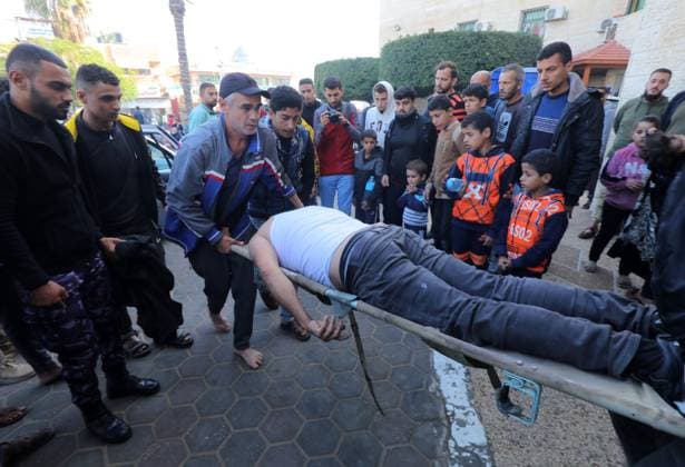 News Themen der Woche KW48 News Bilder des Tages Palestinians that are injured during the Israeli attacks are brought to the Aqsa Martyrs Hospital Palestinians that are injured during the Israeli attacks are brought to the Aqsa Martyrs Hospital at the end of the week-long humanitarian pause in Deir Al-Balah on December 1, 2023. Photo by Omar Ashtawy apaimages Dair El-Balah Gaza Strip Palestinian Territory 011223_Dair_El-Balah_OSH_00(4) Copyright: xapaimagesxOmarxAshtawyx xapaimagesx