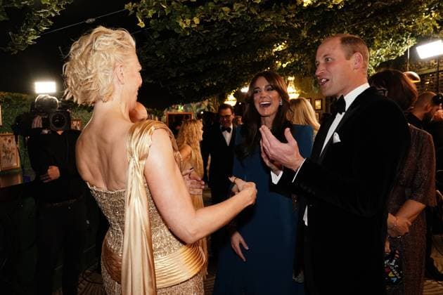 . 30 11 2023. London, United Kingdom. Prince William and Kate Middleton meeting Hannah Waddingham at the Royal Variety Performance in London.  xi-Imagesx xPoolx IIM-24850-0039