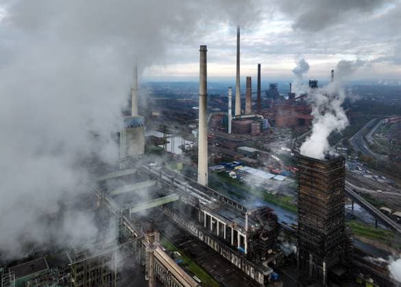Duisburg, Ruhrgebiet, Nordrhein-Westfalen, Deutschland - ThyssenKrupp Steel Europe in Duisburg-Marxloh, Huettenwerk mit Kokerei Schwelgern KBS thyssenkrupp Steel. Themenbild: COP28, die Klimakonferenz der Vereinten Nationen 2023, findet vom 30. November bis 12. Dezember in Dubai statt. Auf dem Klimagipfel 2015 in Paris einigte sich die internationale Gemeinschaft auf das 1,5-Grad-Ziel, um eine Klimakatastrophe abzuwenden. Duisburg Nordrhein-Westfalen Deutschland *** Duisburg, Ruhr area, North Rhine-Westphalia, Germany ThyssenKrupp Steel Europe in Duisburg Marxloh, Huettenwerk mit Kokerei Schwelgern KBS thyssenkrupp Steel Theme picture COP28, the United Nations Climate Change Conference 2023, will take place from November 30 to December 12 i