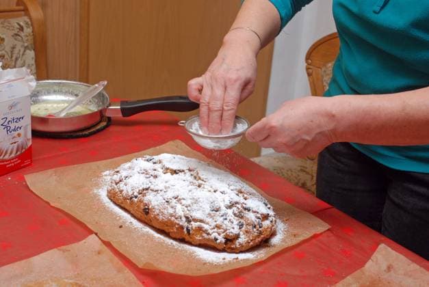 15.12.2013 Stollen backen Deutschland Sachsen Anhalt Altmark Altmarkkreis Salzwedel Kusey Stollen backen fertig gebackene Quarkstollen liegen zum abkühlen auf Backpapier in der Küche bevor sie zuletzt mit flüssiger Butter bestrichen und mit Zucker und Puderzucker bestreut werden *** 15 12 2013 Baking stollen Germany Saxony Anhalt Altmark Altmarkkreis Salzwedel Kusey Stollen baking ready-baked quark stollen are placed on baking paper in the kitchen to cool before they are finally spread with melted butter and sprinkled with sugar and powdered sugar