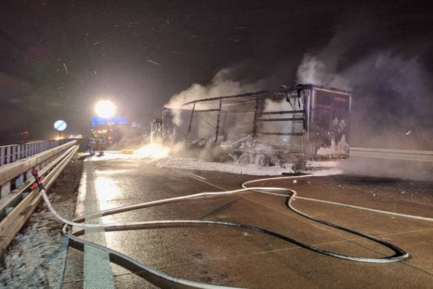 News Themen der Woche KW48 News Bilder des Tages A9 Bitterfeld-Wolfen - LKW fängt während Fahrt Feuer und brennt aus: A9 seit der Nacht voll gesperrt 01.12.2023 gegen 3.20 Uhr A9 Richtung Berlin, zwischen Brehna und Bitterfeld-Wolfen Zu einem Einsatz der Feuerwehr kam es am frühen Freitagmorgen gegen 3.20 Uhr auf der Autobahn 9 Richtung Berlin. Zwischen den Anschlussstellen Brehna und Bitterfeld-Wolfen geriet ein Sattelzug in der Nacht in Brand. Er kam über alle drei Fahrspuren zum Stehen und brannte vollständig aus. A9 Bitterfeld-Wolfen Sachsen-Anhalt Deutschland *** A9 Bitterfeld Wolfen Truck catches fire while driving and burns out A9 fully closed since the night 01 12 2023 around 3 20 a.m. A9 towards Berlin, between Brehna and Bitterfeld Wolfen The fire department was deployed e Copyright: xEHLxMedia LucasxLibkex 231201_lkw-brand-a9-bitterfeld_4