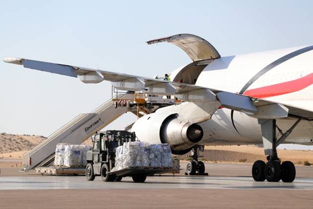 Nahostkonflikt, Hilfsgüter für Gaza treffen auf der Sinai-Halbinsel ein (231201) -- NORTH SINAI PROVINCE, Dec. 1, 2023 -- Staff members unload humanitarian aid to Gaza Strip from a plane at Al-Arish Airport in North Sinai Province, Egypt, Nov. 30, 2023. Egypt s State Information Service (SIS) Chairman Diaa Rashwan said on Wednesday that 239 planes carrying humanitarian aid to the war-torn Gaza Strip had landed in Egypt s Al-Arish Airport since Oct. 21. ) EGYPT-AL-ARISH-AIRPORT-GAZA-HUMANITARIAN AID SuixXiankai 