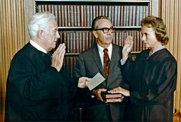 **FILE PHOTO** Sandra Day O Connor Has Passed Away. Sandra Day O Connor, right, is sworn-in as Associate Justice of the United States Supreme Court by Chief Justice of the United States Warren Burger, left, at the U.S. Supreme Court in Washington, D.C. on September 25, 1981. Her husband John O Connor, center, looks on. Justice O Connor is the first woman on the Supreme Court, replacing Potter Stewart. Mandatory Copyright: xWhitexHousexphotoxbyxMichaelxEvansxfromxConsolidatedxNewsxPhotosx