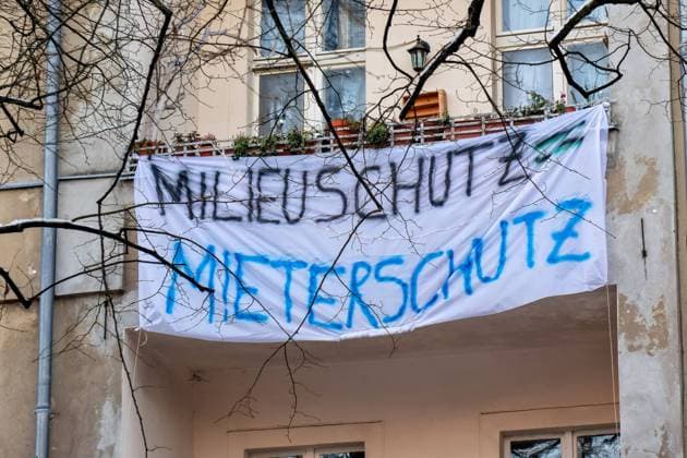 01.12.2023,Berlin,Protest von Seiten der Mieterschaft gegenüber einer Verdrängung im Haus Mecklenburgische Str.89 im Bezirk Wilmersdorf *** 01 12 2023,Berlin,Protest by tenants against displacement at Mecklenburgische Str 89 in the Wilmersdorf district