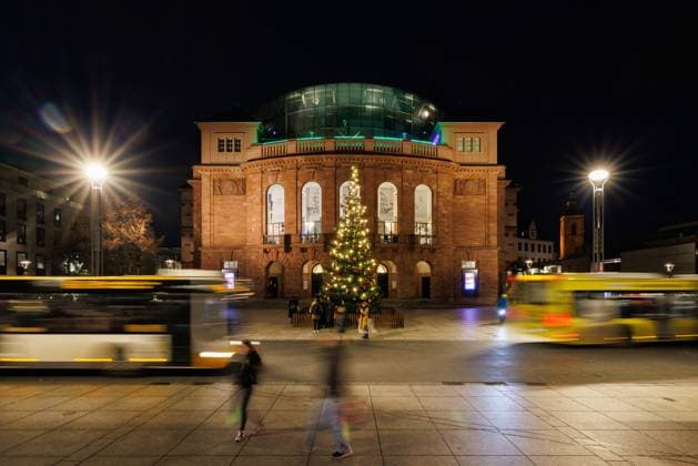 Weihnachtsmarkt in Mainz 2023 Blick auf das Staatstheater Mainz; davor der große, geschmückte Weihnachtsbaum; Zwei Busse des ÖPNV kreuzen; Traditioneller Weihnachtsmarkt am Mainzer Dom; vorweihnachtliche Stimmung; Glühwein; Kultur; Adventszeit; 01.12.2023 Mainz Innenstadt Rheinland-Pfalz Deutschland Copyright: xBEAUTIFULxSPORTS Hahnex