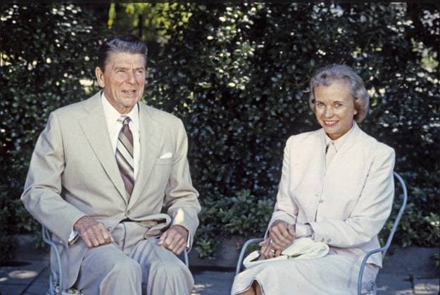 July 15, 1981, Washington, District of Columbia, USA: United States President Ronald Reagan, left, and his nominee as Associate Justice of the Supreme Court to replace Potter Stewart who retired, Judge Sandra Day O Connor, right, of the Arizona Court of Appeals, pose for photographers in the Rose Garden of the White House in Washington, DC on July 15, 1981. Judge O Connor is in Washington to muster support for her confirmation. Washington USA - ZUMAs152 19810715_zaa_s152_003 Copyright: xArniexSachsx