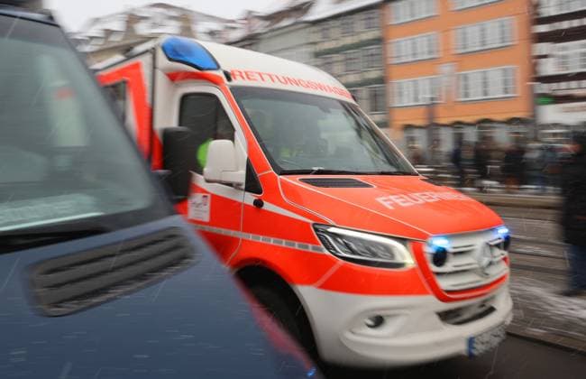 Feuerwehr und Notarzt, Symbolfotos Rettungsdienst 30.11.2023, Erfurt, ein Rettungswagen der Feuerwehr faehrt mit Blaulicht durch die Innenstadt *** Rescue service 30 11 2023, Erfurt, a fire department ambulance drives through the city center with flashing blue lights