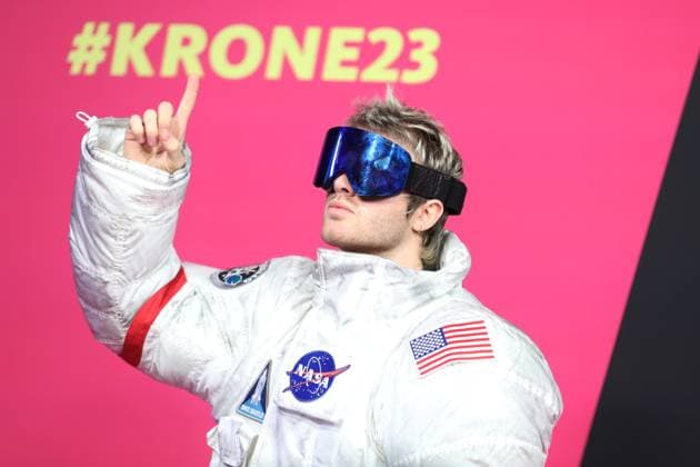Bielefeld, NRW, Deutschland, 30.11.2023: Preisverleihung der Einslive Krone im Bielefelder Lokschuppen: Ski Aggu, bürgerlich August Jean Diederich, deutscher Rapper und bekannt für das Tragen einer Skibrille. *** Bielefeld, NRW, Germany, 30 11 2023 Award ceremony of the Einslive Krone in the Bielefeld Lokschuppen Ski Aggu, real name August Jean Diederich, German rapper and known for wearing ski goggles Copyright: xdtsxNachrichtenagenturx dts_27376