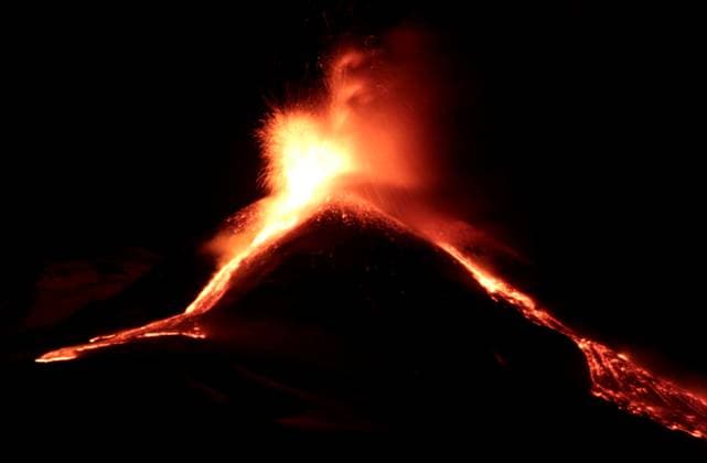 News Themen der Woche KW48 News Bilder des Tages (231202) -- CATANIA, Dec. 2, 2023 -- Lava flows downhill as Mount Etna erupts on the island of Sicily, Italy, Dec. 1, 2023. (Photo by Xinhua) ITALY-SICILY-MOUNT ETNA-ERUPTION ValeriaxAbis 