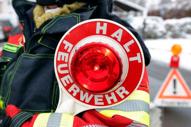 Feuerwehr und Notarzt, Symbolfotos Halt Feuerwehr 01.12.2023, Chemnitz, Feuerwehr Symbolfoto, Halt Feuerwehr, Feuerwehrkelle Chemnitz Sachsen BRD *** Halt fire department 01 12 2023, Chemnitz, fire department symbol photo, Halt fire department, fire trowel Chemnitz Saxony BRD