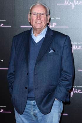 Pete Waterman bei der Ankunft zum Konzert An Audience with Kylie in der Royal Albert Hall. London, 01.12.2023