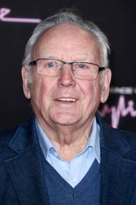 Pete Waterman bei der Ankunft zum Konzert An Audience with Kylie in der Royal Albert Hall. London, 01.12.2023
