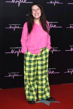 Rosie Jones bei der Ankunft zum Konzert An Audience with Kylie in der Royal Albert Hall. London, 01.12.2023
