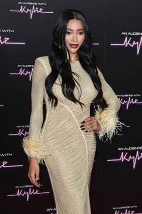 Munroe Bergdorf bei der Ankunft zum Konzert An Audience with Kylie in der Royal Albert Hall. London, 01.12.2023