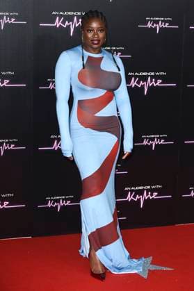Clara Amfo bei der Ankunft zum Konzert An Audience with Kylie in der Royal Albert Hall. London, 01.12.2023