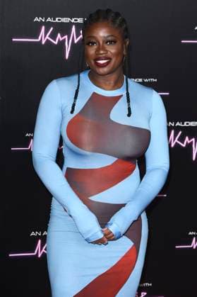 Clara Amfo bei der Ankunft zum Konzert An Audience with Kylie in der Royal Albert Hall. London, 01.12.2023