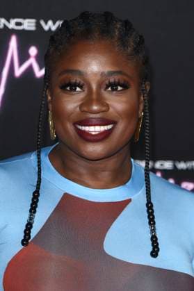 Clara Amfo bei der Ankunft zum Konzert An Audience with Kylie in der Royal Albert Hall. London, 01.12.2023