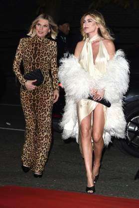 Karen Sullivan und Abbey Clancy bei der Ankunft zum Konzert An Audience with Kylie in der Royal Albert Hall. London, 01.12.2023