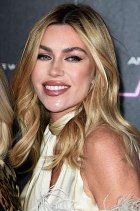 Abbey Clancy bei der Ankunft zum Konzert An Audience with Kylie in der Royal Albert Hall. London, 01.12.2023
