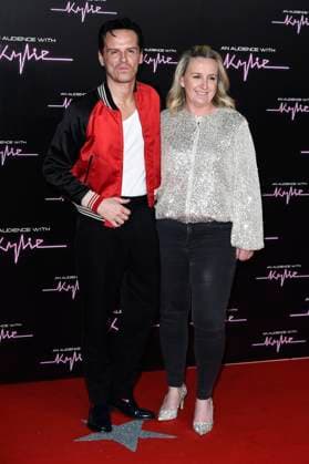 Andrew Scott mit Begleitung bei der Ankunft zum Konzert An Audience with Kylie in der Royal Albert Hall. London, 01.12.2023