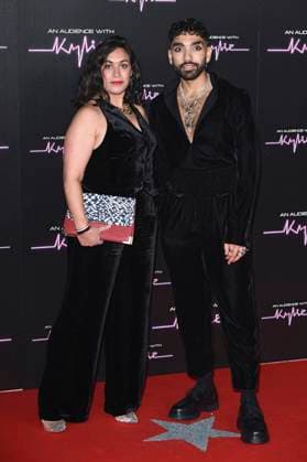 Mawaan Rizwan mit Begleitung bei der Ankunft zum Konzert An Audience with Kylie in der Royal Albert Hall. London, 01.12.2023