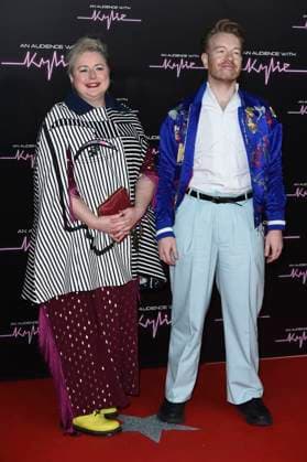 mit Freund Kevin Joseph Brady bei der Ankunft zum Konzert An Audience with Kylie in der Royal Albert Hall. London, 01.12.2023