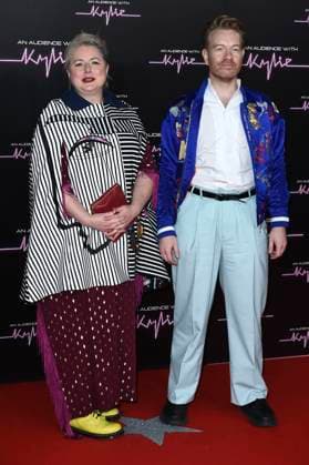 mit Freund Kevin Joseph Brady bei der Ankunft zum Konzert An Audience with Kylie in der Royal Albert Hall. London, 01.12.2023
