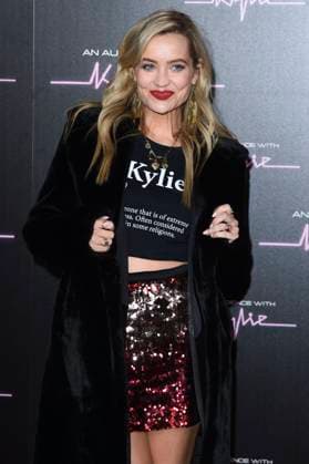 Laura Whitmore bei der Ankunft zum Konzert An Audience with Kylie in der Royal Albert Hall. London, 01.12.2023