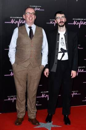 Richard Coles mit Begleitung bei der Ankunft zum Konzert An Audience with Kylie in der Royal Albert Hall. London, 01.12.2023