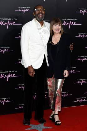 Lenny Henry und Lisa Makin bei der Ankunft zum Konzert An Audience with Kylie in der Royal Albert Hall. London, 01.12.2023