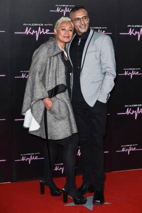 Monica Galetti mit Begleitung bei der Ankunft zum Konzert An Audience with Kylie in der Royal Albert Hall. London, 01.12.2023