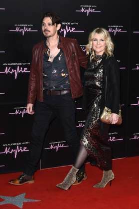 Kenny Doughty mit Partnerin Ashley Jensen bei der Ankunft zum Konzert An Audience with Kylie in der Royal Albert Hall. London, 01.12.2023