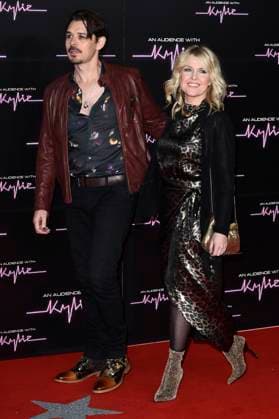 Kenny Doughty mit Partnerin Ashley Jensen bei der Ankunft zum Konzert An Audience with Kylie in der Royal Albert Hall. London, 01.12.2023