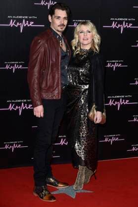 Kenny Doughty mit Partnerin Ashley Jensen bei der Ankunft zum Konzert An Audience with Kylie in der Royal Albert Hall. London, 01.12.2023