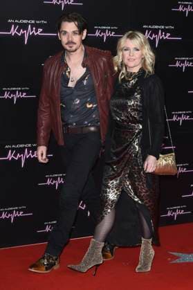 Kenny Doughty mit Partnerin Ashley Jensen bei der Ankunft zum Konzert An Audience with Kylie in der Royal Albert Hall. London, 01.12.2023