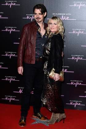 Kenny Doughty mit Partnerin Ashley Jensen bei der Ankunft zum Konzert An Audience with Kylie in der Royal Albert Hall. London, 01.12.2023