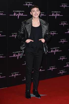 Olly Alexander bei der Ankunft zum Konzert An Audience with Kylie in der Royal Albert Hall. London, 01.12.2023