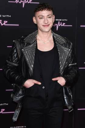 Olly Alexander bei der Ankunft zum Konzert An Audience with Kylie in der Royal Albert Hall. London, 01.12.2023