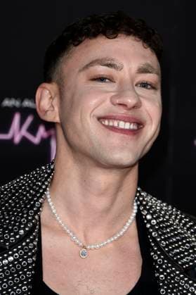 Olly Alexander bei der Ankunft zum Konzert An Audience with Kylie in der Royal Albert Hall. London, 01.12.2023