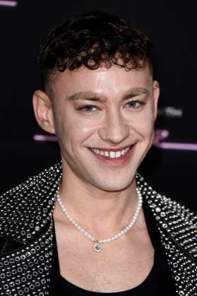 Olly Alexander bei der Ankunft zum Konzert An Audience with Kylie in der Royal Albert Hall. London, 01.12.2023