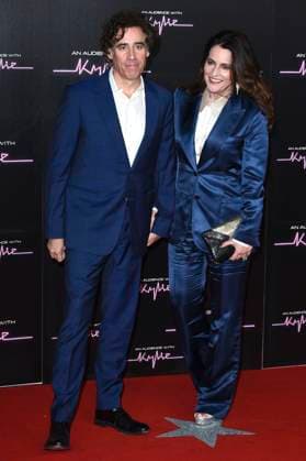 Stephen Mangan mit Ehefrau ouise Delamere bei der Ankunft zum Konzert An Audience with Kylie in der Royal Albert Hall. London, 01.12.2023