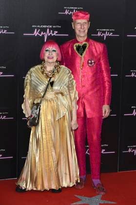 Zandra Rhodes und Andrew Logan bei der Ankunft zum Konzert An Audience with Kylie in der Royal Albert Hall. London, 01.12.2023