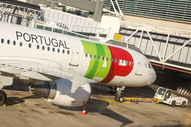 Lissabon, Portugal am 1. Dezember 2023 Aeroporto, Airport Humberto Delgado v.l., Symbolfoto, Symbolbild: TAP Air Portugal, Flugzeug am Gate, Logo TAP *** Lisbon, Portugal on December 1, 2023 Aeroporto, Airport Humberto Delgado v l , symbolic photo, symbolic image TAP Air Portugal, aircraft at the gate, logo TAP Copyright: JoaquimxFerreira