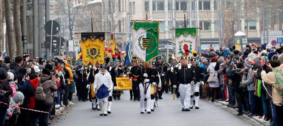 News Bilder des Tages Bergparade 2023 02.12.2023, Chemnitz, Bergparade Am Samstag zieht die 43. Bergparade durch die Chemnitzer Innenstadt. Knapp 1000 Teilnehmer und Teilnehmerinnen, darunter 605 Uniformträger, 367 Bergmusiker und 20 Bergsänger sind im eindrucksvollen Aufzug zu erleben und eröffnen die Weihnachtszeit im Erzgebirge. Nach dem Umzug findet auf dem Theaterplatz das Abschlusszeremoniell statt. Der Chemnitzer Oberbürgermeister Sven Schulze begrüßt die Bergbrüderschaften und die Zuschauer. Chemnitz Sachsen BRD *** Bergparade 2023 02 12 2023, Chemnitz, Bergparade On Saturday, the 43rd Bergparade parades through Chemnitz city center Almost 1000 participants, including 605 people in uniform, 367 mountain musicians and 20 mountain singers can be se