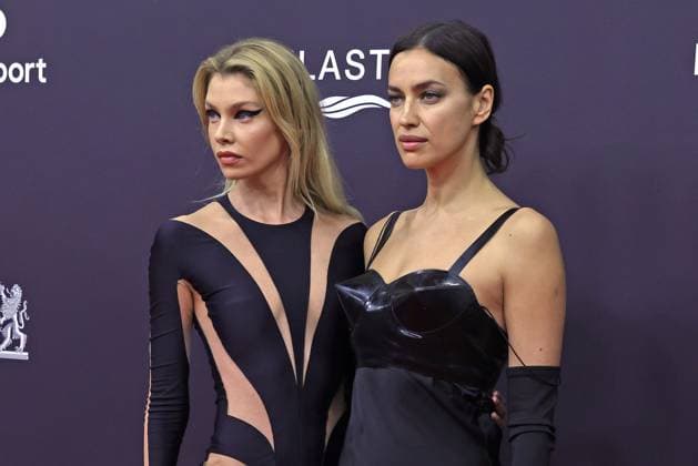 BAMBI-Verleihung 2023 in München Stella Maxwell und Irina Shayk auf dem roten Teppich. Verleihung des Bambi 2023 am 16.11.2023 in den Bavaria Filmstudios München. Bayern, Deutschland.