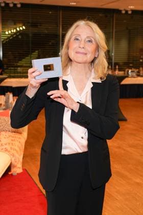 Ptreistraegerin Maren Kroymann bei der Daffne Verleihung von der Deutschen Akademie fuer Fernsehen am 2.12.2023 in Berlin Daffne Verleihung 2023 in Berlin