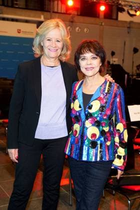 Claudia Rieschel und Simone Rethel bei der Daffne Verleihung von der Deutschen Akademie fuer Fernsehen am 2.12.2023 in Berlin Daffne Verleihung 2023 in Berlin