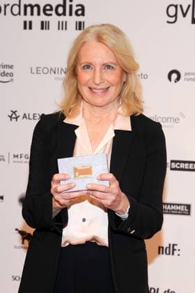 Ptreistraegerin Maren Kroymann bei der Daffne Verleihung von der Deutschen Akademie fuer Fernsehen am 2.12.2023 in Berlin Daffne Verleihung 2023 in Berlin