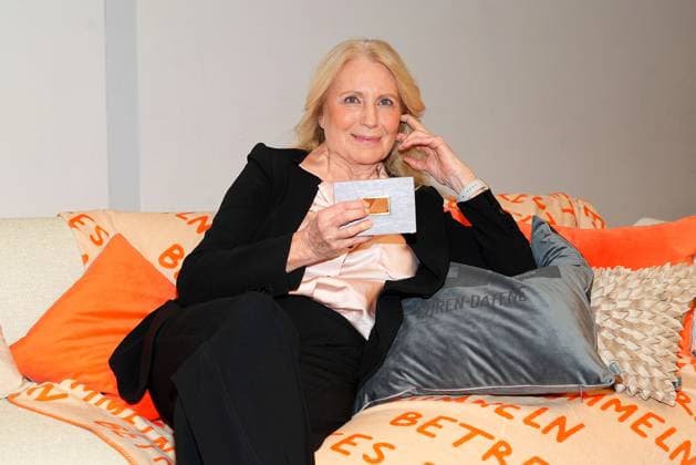 Ptreistraegerin Maren Kroymann bei der Daffne Verleihung von der Deutschen Akademie fuer Fernsehen am 2.12.2023 in Berlin Daffne Verleihung 2023 in Berlin